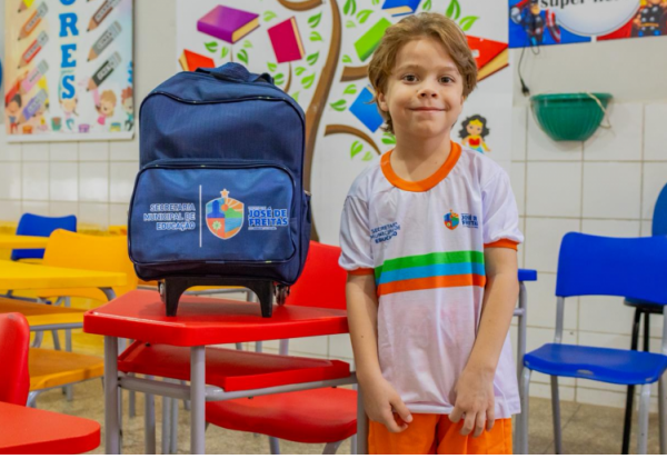 Prefeitura de José de Freitas realiza entrega de kits escolares para alunos da educação infantil