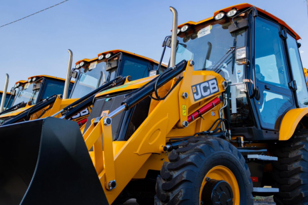 Prefeitura de José de Freitas recebe nova retroescavadeira para fortalecer a infraestrutura do município